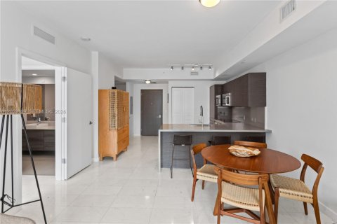 Condo in Miami, Florida, 1 bedroom  № 2192208 - photo 13
