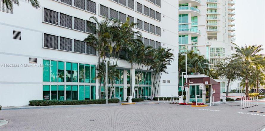 Shop in Miami, Florida № 1228836