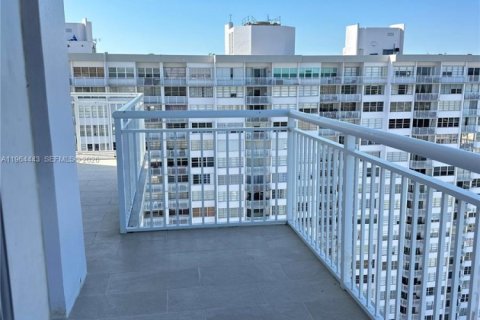 Condo in Aventura, Florida, 2 bedrooms  № 2025919 - photo 3