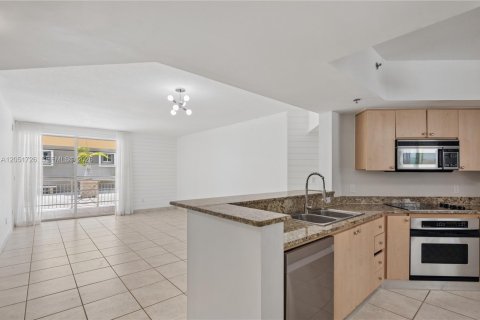 Condo in Miami Beach, Florida, 2 bedrooms  № 2250952 - photo 2