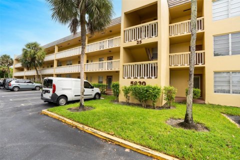 Condominio en venta en Tamarac, Florida, 1 dormitorio, 61.32 m2 № 1977985 - foto 18