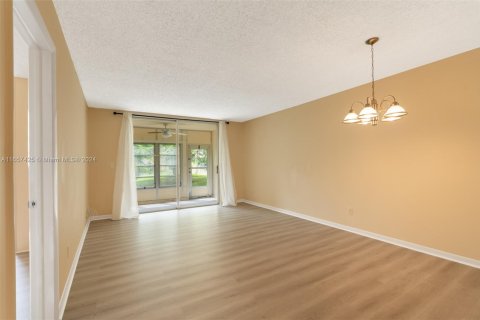 Condominio en venta en Tamarac, Florida, 1 dormitorio, 61.32 m2 № 1977985 - foto 5
