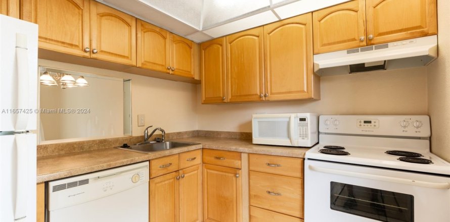 Condominio en Tamarac, Florida, 1 dormitorio  № 1977985