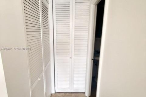 Condominio en alquiler en Miami, Florida, 1 dormitorio, 93 m2 № 2241653 - foto 14