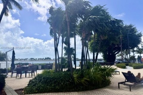 Condominio en alquiler en Miami, Florida, 1 dormitorio, 93 m2 № 2241653 - foto 22