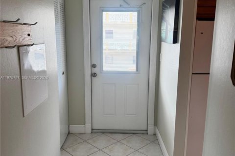 Купить кондоминиум в Лодердейл-Лейкс, Флорида 2 спальни, 87.7м2, № 2042767 - фото 3