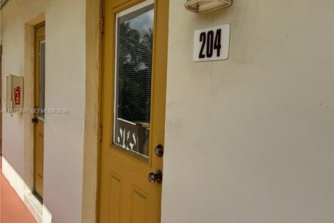 Кондоминиум с 2 спальнями в Лодердейл-Лейкс, Флорида № 2042767