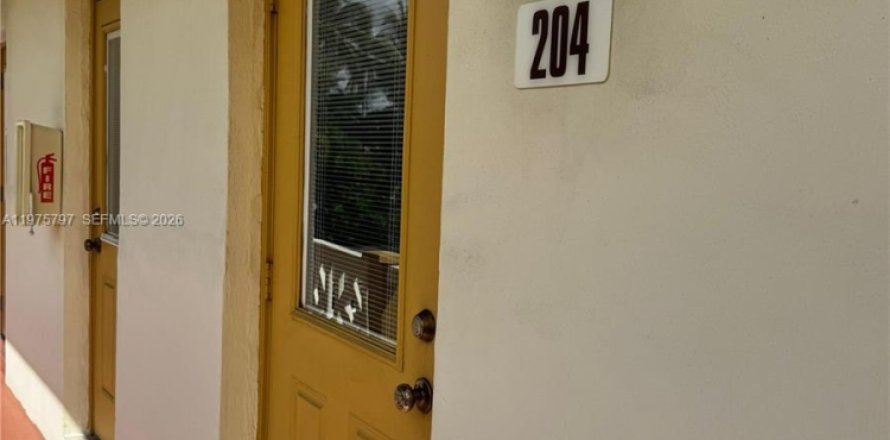 Кондоминиум с 2 спальнями в Лодердейл-Лейкс, Флорида № 2042767