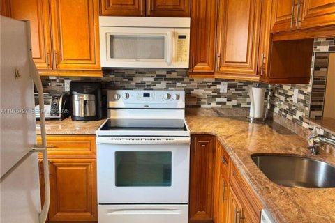 Купить кондоминиум в Лодердейл-Лейкс, Флорида 2 спальни, 87.7м2, № 2042767 - фото 4