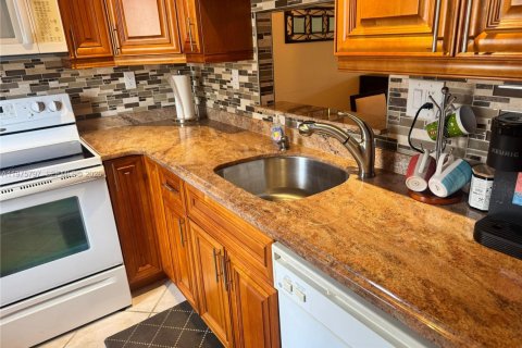 Купить кондоминиум в Лодердейл-Лейкс, Флорида 2 спальни, 87.7м2, № 2042767 - фото 6