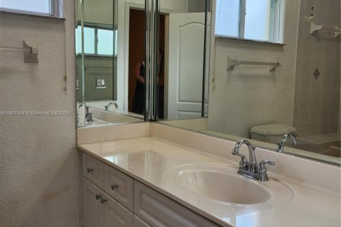 House in Miami Lakes, Florida 3 bedrooms, 141.49 sq.m. № 1879006 - photo 19