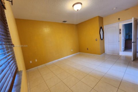 House in Miami Lakes, Florida 3 bedrooms, 141.49 sq.m. № 1879006 - photo 15