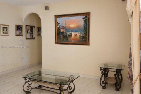 House in Miami Lakes, Florida 3 bedrooms, 141.49 sq.m. № 1879006 - photo 10