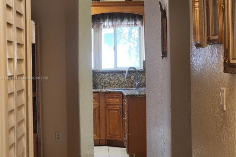 House in Miami Lakes, Florida 3 bedrooms, 141.49 sq.m. № 1879006 - photo 14