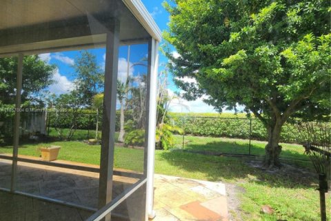 House in Miami Lakes, Florida 3 bedrooms, 141.49 sq.m. № 1879006 - photo 25