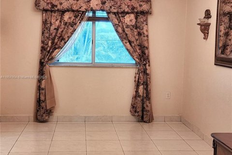 House in Miami Lakes, Florida 3 bedrooms, 141.49 sq.m. № 1879006 - photo 12