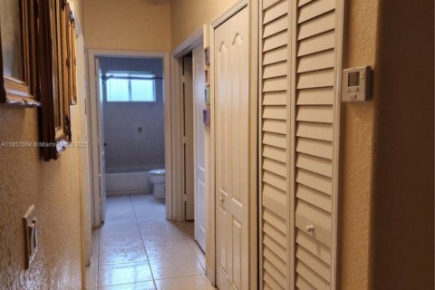 House in Miami Lakes, Florida 3 bedrooms, 141.49 sq.m. № 1879006 - photo 20