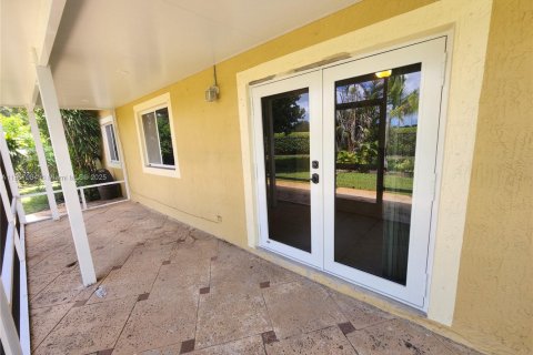 House in Miami Lakes, Florida 3 bedrooms, 141.49 sq.m. № 1879006 - photo 24