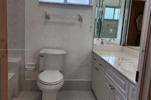 House in Miami Lakes, Florida 3 bedrooms, 141.49 sq.m. № 1879006 - photo 18