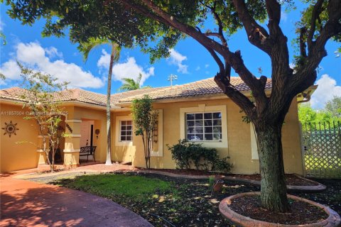 House in Miami Lakes, Florida 3 bedrooms, 141.49 sq.m. № 1879006 - photo 1