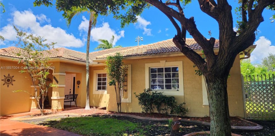 House in Miami Lakes, Florida 3 bedrooms, 141.49 sq.m. № 1879006