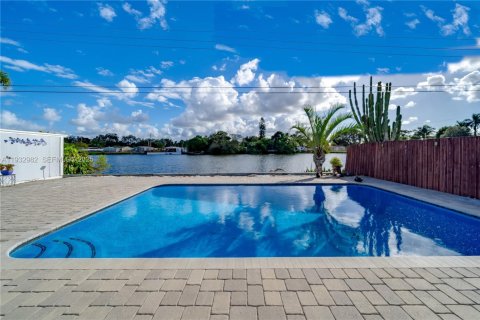 Снять в аренду виллу или дом в Холливуд, Флорида 3 спальни, 120.77м2, № 1991152 - фото 4