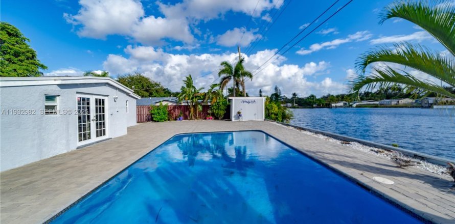 Дом в Холливуд, Флорида 3 спальни, 120.77м2 № 1991152