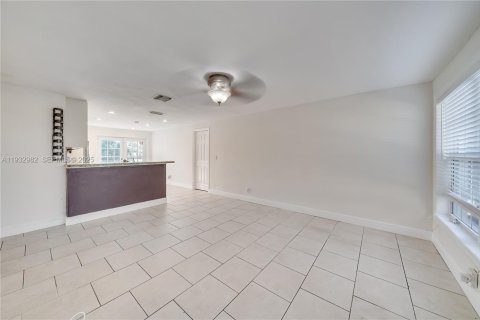 Снять в аренду виллу или дом в Холливуд, Флорида 3 спальни, 120.77м2, № 1991152 - фото 10