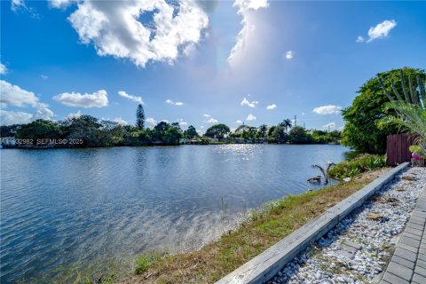 Снять в аренду виллу или дом в Холливуд, Флорида 3 спальни, 120.77м2, № 1991152 - фото 2