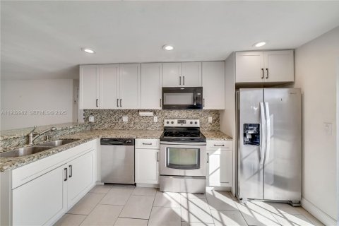 Снять в аренду виллу или дом в Холливуд, Флорида 3 спальни, 120.77м2, № 1991152 - фото 17