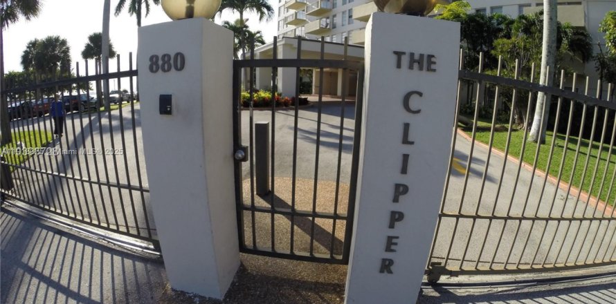 Studio in the Condo in Miami, Florida  № 1973061