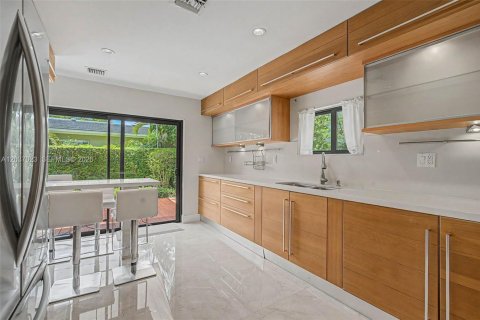 Купить виллу или дом в Корал-Гейблс, Флорида 4 спальни, 260.13м2, № 2087022 - фото 4
