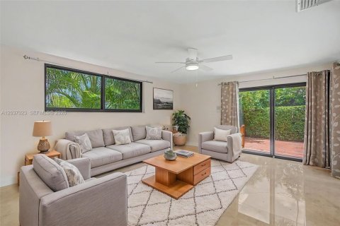 Купить виллу или дом в Корал-Гейблс, Флорида 4 спальни, 260.13м2, № 2087022 - фото 17