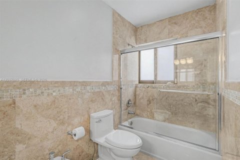 Купить виллу или дом в Корал-Гейблс, Флорида 4 спальни, 260.13м2, № 2087022 - фото 30