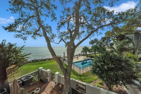 Townhouse in Tampa, Florida 3 bedrooms, 299.42 sq.m. № 2205179