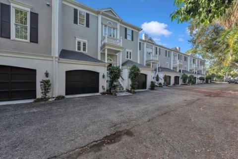 Townhouse in Tampa, Florida 3 bedrooms, 299.42 sq.m. № 2205179 - photo 5