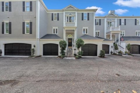 Townhouse in Tampa, Florida 3 bedrooms, 299.42 sq.m. № 2205179 - photo 3