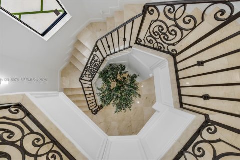 House in Miami, Florida 6 bedrooms, 570.42 sq.m. № 2247412 - photo 20