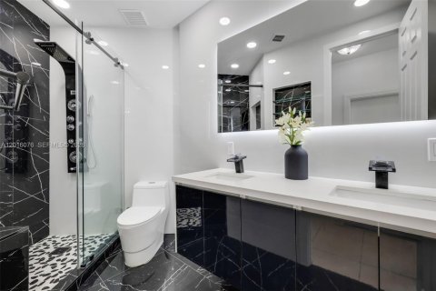 House in Miami, Florida 6 bedrooms, 570.42 sq.m. № 2247412 - photo 21
