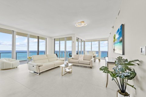 Condo in Riviera Beach, Florida, 2 bedrooms  № 2158346 - photo 1