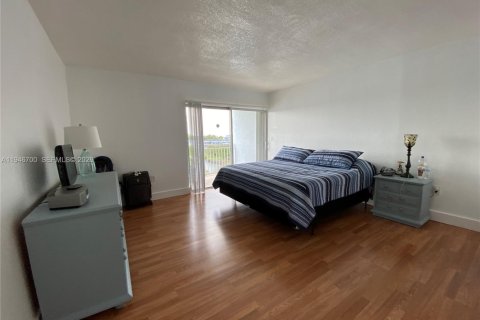 Condo in Miami, Florida, 1 bedroom  № 2002967 - photo 16