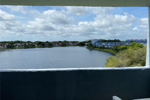 Condo in Miami, Florida, 1 bedroom  № 2002967 - photo 9