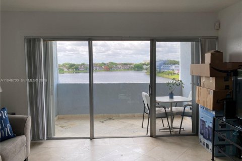 Condo in Miami, Florida, 1 bedroom  № 2002967 - photo 6