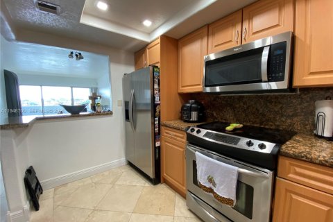 Condo in Miami, Florida, 1 bedroom  № 2002967 - photo 4