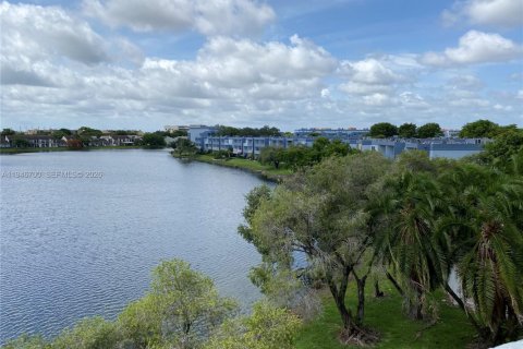 Condo in Miami, Florida, 1 bedroom  № 2002967 - photo 11