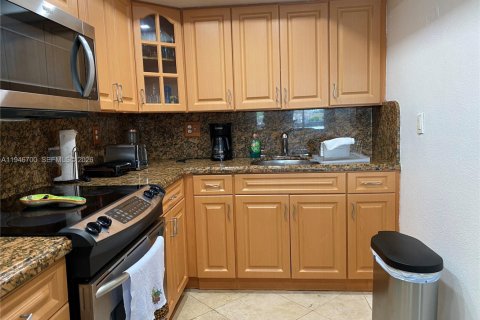 Condo in Miami, Florida, 1 bedroom  № 2002967 - photo 3