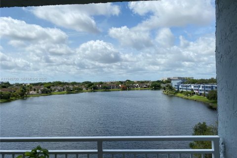 Condo in Miami, Florida, 1 bedroom  № 2002967 - photo 26