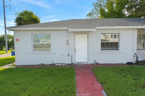House in St. Lucie, Florida 2 bedrooms, 80.64 sq.m. № 2246039