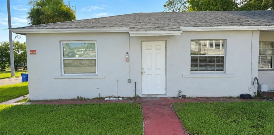 House in St. Lucie, Florida 2 bedrooms, 80.64 sq.m. № 2246039