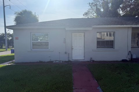 House in St. Lucie, Florida 2 bedrooms, 80.64 sq.m. № 2246039 - photo 2